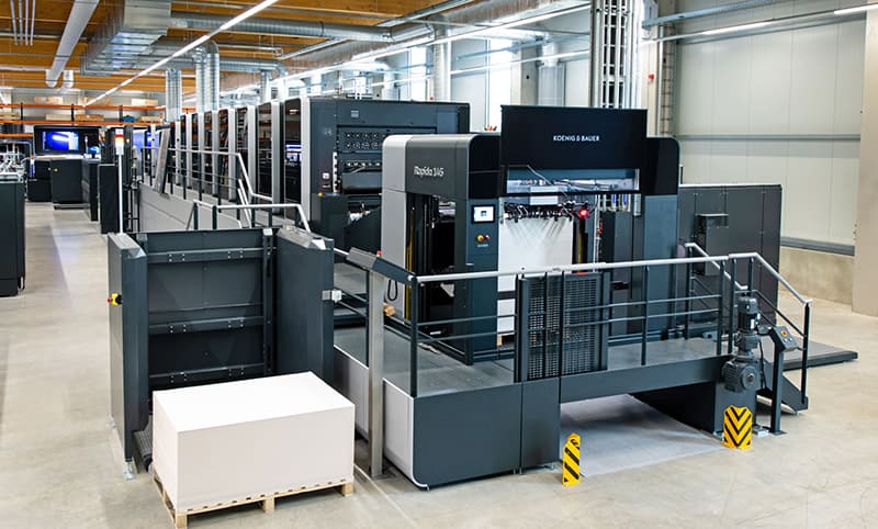 Endless configuration options: this Rapida 145 in the CEC at Koenig & Bauer Sheetfed stands on 555 mm cast blocks and features seven printing units, two coaters, intermediate drying units, a three-section extended delivery with twin-pile capabilities, and fully automatic pile logistics