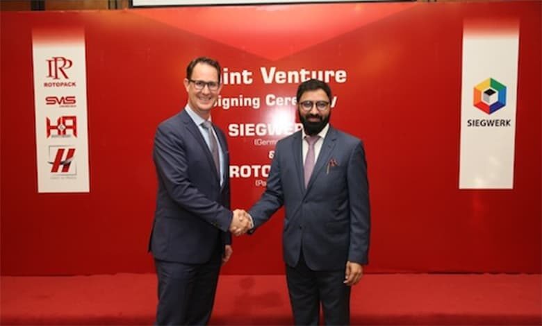 Dirk Weissenfeldt, Vice President Business Unit Flexible Packaging EMEA at Siegwerk and Aamir Hirani, Founder of Rotopack during the signing ceremony.