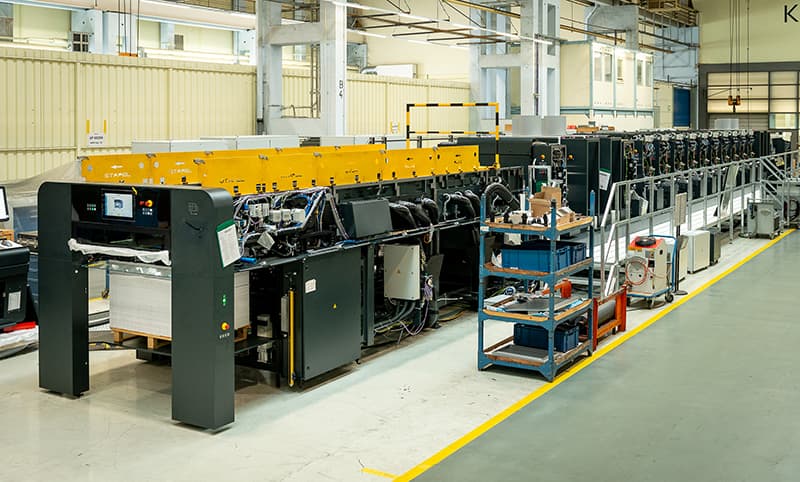 Ultra-long packaging press with 17 printing and finishing units in the final assembly hall at Koenig & Bauer