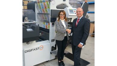 Chiara Prati and Giuseppe Rossi shake hands on an agreement to supply Vetaphone corona technology to Prati’s new DIGIFAST20000 line
