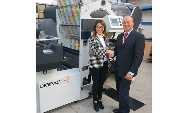Chiara Prati and Giuseppe Rossi shake hands on an agreement to supply Vetaphone corona technology to Prati’s new DIGIFAST20000 line