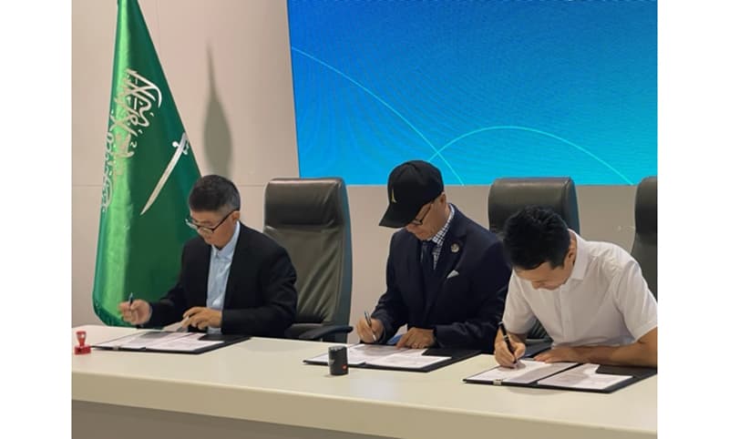 KAUST President Tony Chan (middle) with Chinese firm reps