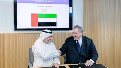 Shaikh Suhail Ali Saeed Rashed Al-Maktoum and Theodorus Everwijn signing the partnership agreement