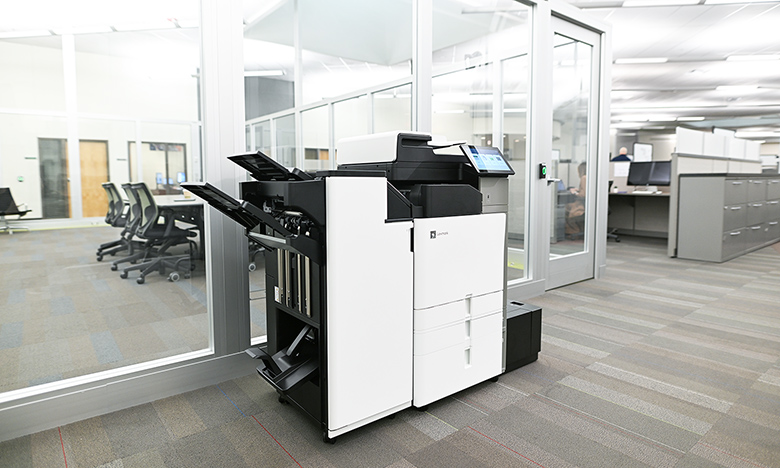 MX953se-CX951se-CX950se-XC9535-C9525_Right_ENV_printer-in-the-hallway
